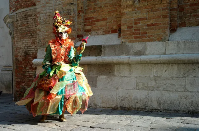 Masked reveller poses during the Venice Carnival in Venice, Italy February 20, 2017. (Photo by Fabrizio Bensch/Reuters)