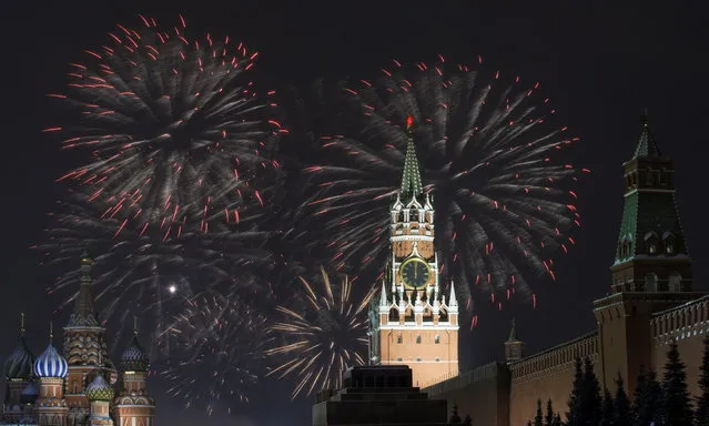 Fireworks explode in the sky over the Kremlin and St. Basil’s cathedral during the New Year's celebrations in Moscow, Russia on January 1, 2022. (Photo by Tatyana Makeyeva/Reuters)
