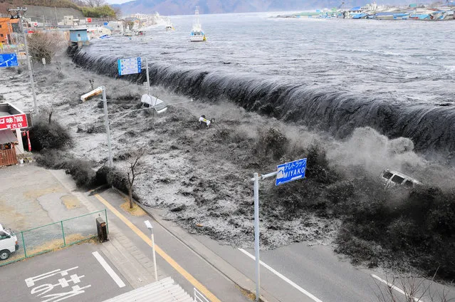 A wave approaches Miyako City from the Heigawa estuary in Iwate Prefecture after the magnitude 8.9 earthquake struck the area March 11, 2011. (Photo by Mainichi Shimbun/Reuters)