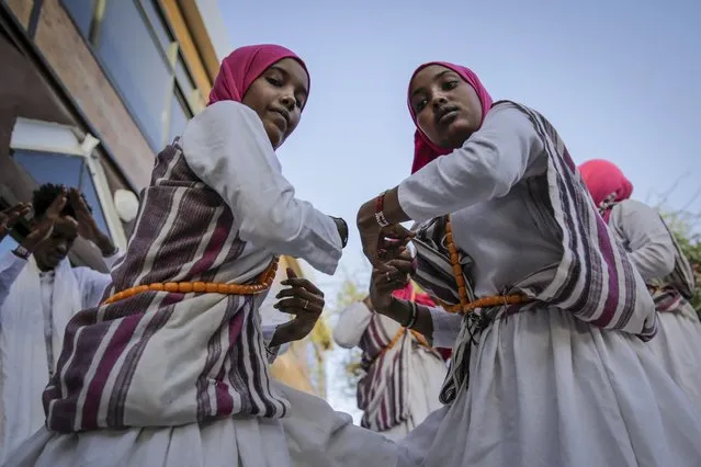 Female traditional dancers perform at a cultural center in Hargeisa, Somaliland, a semi-autonomous breakaway region of Somalia, on February 9, 2022. The leader of Somaliland urged the international community on Monday, March 14 to recognize his territory's quest for independence, saying negotiations with Somalia had failed. (Photo by Brian Inganga/AP Photo/File)
