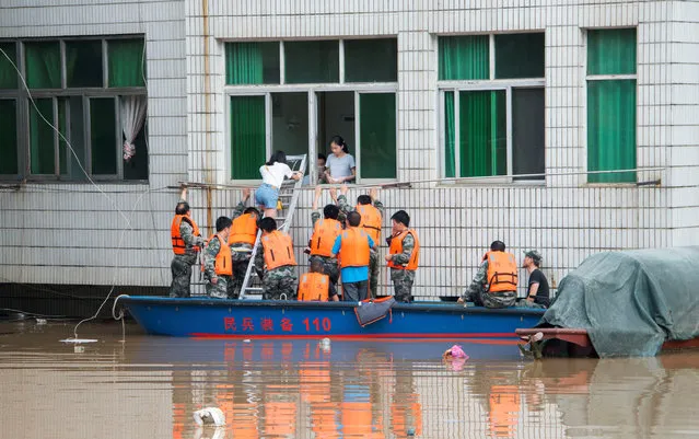Rescuers evacuate people during a flood in Xinshao county, Hunan province, China on July 2, 2017. (Photo by Reuters/Stringer)