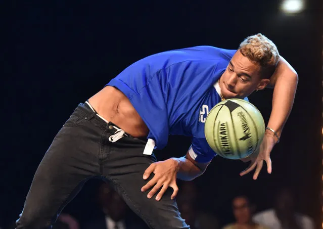 A member of the French team juggles a ball during the battles of the freestyle juggling contest of the 8th Francophone Games in Abidjanon on July 24, 2017. (Photo by Sia Kambou/AFP Photo)