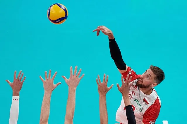 Bartosz Bednorz (R) of Poland during the 2022 men's FIVB Volleyball Nations League match between Poland and the Netherlands in Gdansk, Poland, 09 July 2022. (Photo by Adam Warzawa/EPA/EFE)