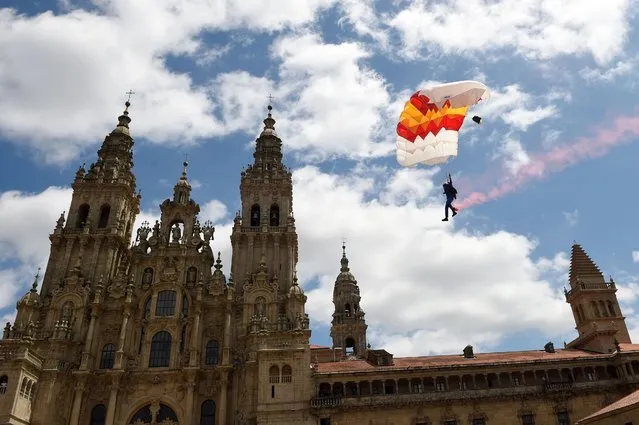 A parachutist flies over Obradoiro Square during the “National Offering to the Apostle Santiago” at the Cathedral of Santiago de Compostela, on July 25, 2022. (Photo by Miguel Riopa/AFP Photo)