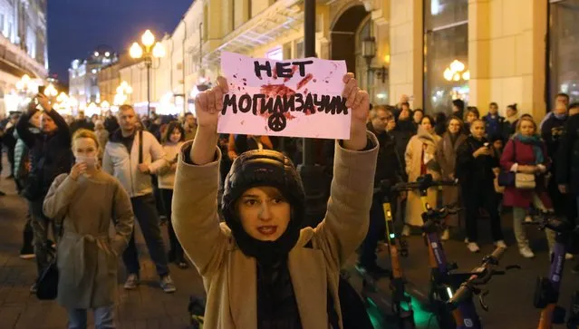 An activist participates in an unsanctioned protest on Arbat Street, Moscow on September 21, 2022. The sign, which plays on the word mobilisation, reads: “No burialisation”. (Photo by Getty Images/Stringer)