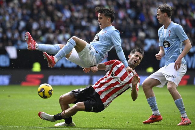 Celta Vigo's Argentine midfielder #11 Franco Emanuel Cervi (L TOP) and Athletic Bilbao's Spanish midfielder #24 Benat Prados fight for the ball during the Spanish league football match between RC Celta de Vigo and Athletic Club Bilbao at the Balaidos stadium in Vigo, on January 19, 2025. (Photo by Miguel Riopa/AFP Photo)