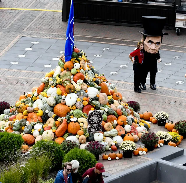 “Big Abe” made an appearance along with a model of the Great Pumpkin Patch outside of Wrigley Field before a baseball game between the Chicago Cubs and the New York Mets in Chicago, Tuesday, September 12, 2017. The event was promoting fall tourism in Illinois. (Photo by Matt Marton/AP Photo)