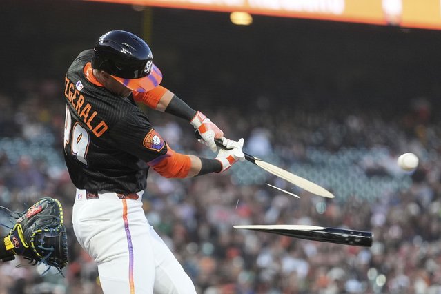 San Francisco Giants' Tyler Fitzgerald breaks his bat on an RBI single during the third inning of a baseball game against the Milwaukee Brewers in San Francisco, Tuesday, April 22, 2025. (Photo by Jeff Chiu/AP Photo)