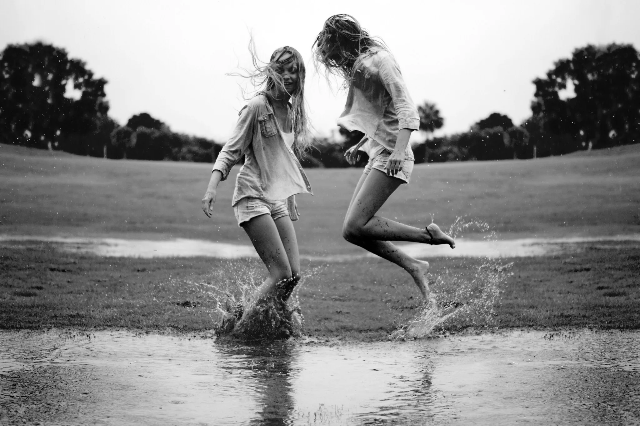 Две девочки под дождем