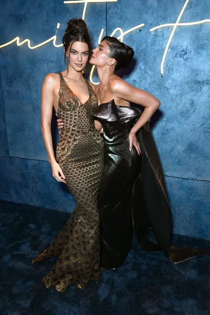 Kylie Jenner kisses her sister Kendall Jenner at the 2023 Vanity Fair Oscar Party Hosted By Radhika Jones at Wallis Annenberg Center for the Performing Arts on March 12, 2023 in Beverly Hills, California. (Photo by Kevin Mazur/VF23/WireImage for Vanity Fair)