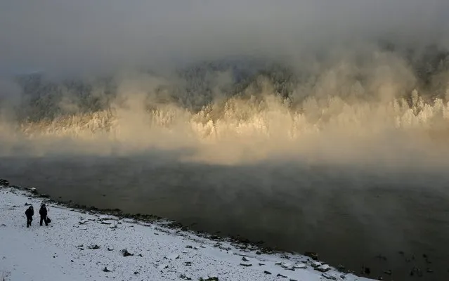 Schoolchildren walk along a bank of the Yenisei River covered with a frosty fog, with the air temperature at about minus 26 degrees Celsius (minus 14.8 degrees Fahrenheit), in the Siberian town of Divnogorsk near Krasnoyarsk, Russia November 24, 2015. (Photo by Ilya Naymushin/Reuters)