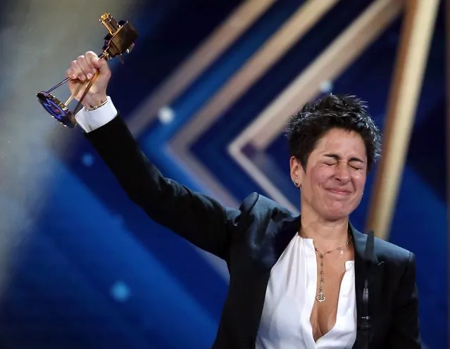 TV journalist Dunja Hayali accepts the award for Best Information during “Die Goldene Kamera” (Golden Camera) awards ceremony in Hamburg, February 6, 2016. The Golden Cameras are awarded by a popular German TV magazine honouring excellence in the areas of television, film and entertainment. (Photo by Christian Charisius/Reuters)