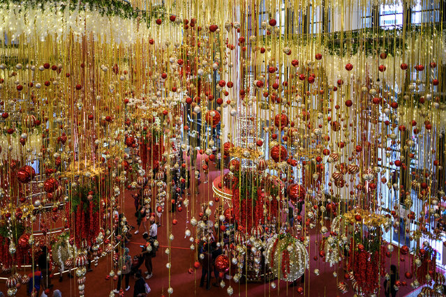 People walk at a shopping mall in Kuala Lumpur filled with Christmas decorations on December 17, 2018. (Photo by Mohd Rasfan/AFP Photo)