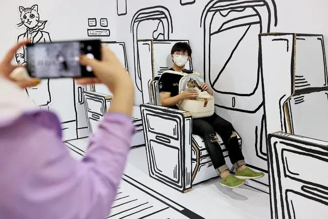 People take photos inside the Chanchao Meow Expo 2022 in Taipei, Taiwan on October 14, 2022. (Photo by Ann Wang/Reuters)