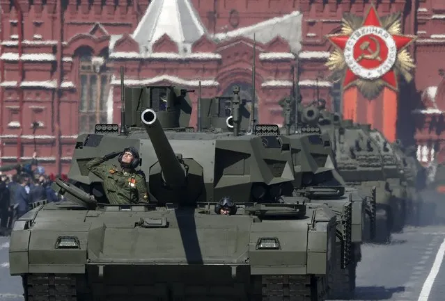 Russian servicemen drive a T-14 Armata tank (front) during a rehearsal for the Victory Day parade in Red Square in central Moscow, Russia, May 7, 2015. (Photo by Sergei Karpukhin/Reuters)