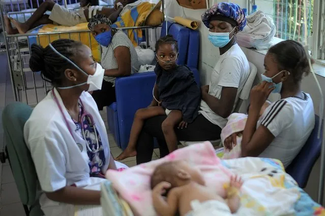 A child receives oxygen at the Saint Damien Pediatric Hospital of Port-au-Prince, Haiti, Friday, November 12, 2021. (Photo by Matias Delacroix/AP Photo)