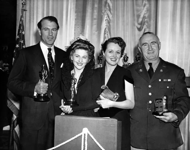 Gary Cooper, left, Joan Fontaine, Mary Astor and Donald Crisp, in army uniform, pose backstage at the 1941 Academy Awards presented at the Biltmore Hotel in Los Angeles, Ca., February 26, 1942.  Cooper won best actor in “Sergeant York”; Fontaine won best actress in “Suspicion”; Astor won best supporting actress in “The Great Lie”; and Crisp won best supporting actor in “How Green Was My Valley”.  (Photo by AP Photo)