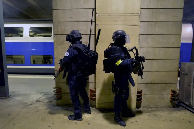Members of the National Gendarmerie Intervention Group (GIGN) stand in position during a training exercise in the event of a terrorist attack in collaboration with Recherche Assistance Intervention Dissuasion (RAID) and Research and Intervention Brigades (BRI) in presence of the French Interior minister Bernard Cazeneuve at la Gare Montparnasse, in central Paris on April 20, 2016. (Photo by Miguel Medina/Reuters)