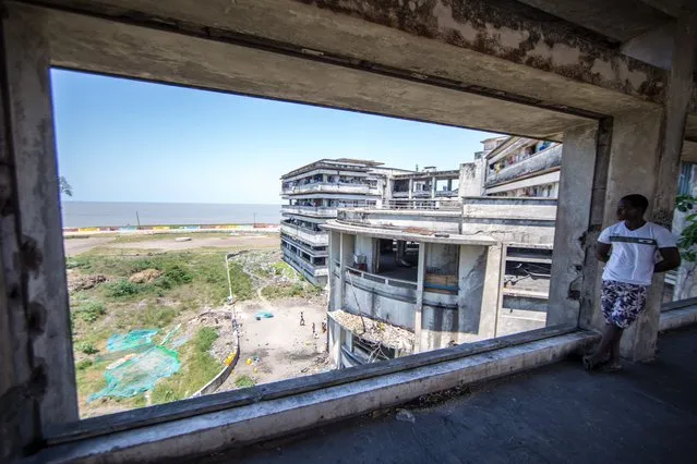 When it opened in 1955, the Grande Hotel in the Indian Ocean city of Beira was one of the most luxurious in Africa. Photojournalist Fellipe Abreu documents the lives of the 3,500 people who now fill this long-closed hotel to capacity. (Photo by Fellipe Abreu/The Guardian)