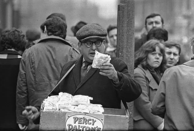 A Percy Dalton's peanut seller at the dog track in the East End of London, 1960s. (Photo by Steve Lewis/Getty Images)