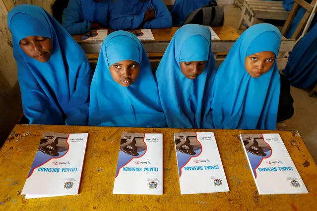 Primary school students use new textbooks during class at school that uses a new unified Somali curriculum, at Banadir zone school in Mogadishu, Somalia on September 22, 2019. (Photo by Feisal Omar/Reuters)