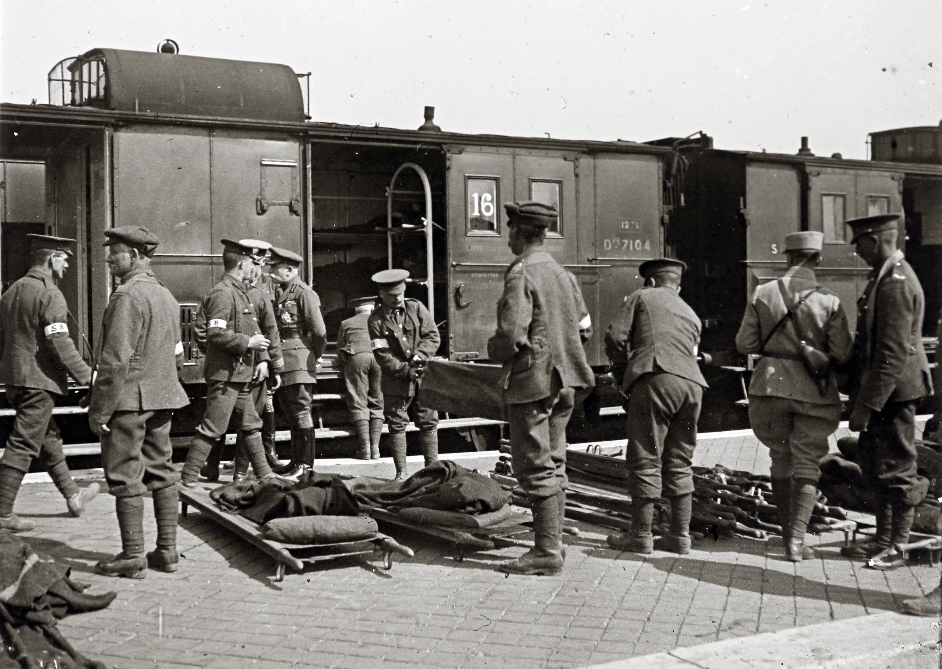 Эшелон с ранеными. Первая мировая война эшелоны. Франция 1915. Поезда первой мировой войны. Первая мировая война эвакуация.