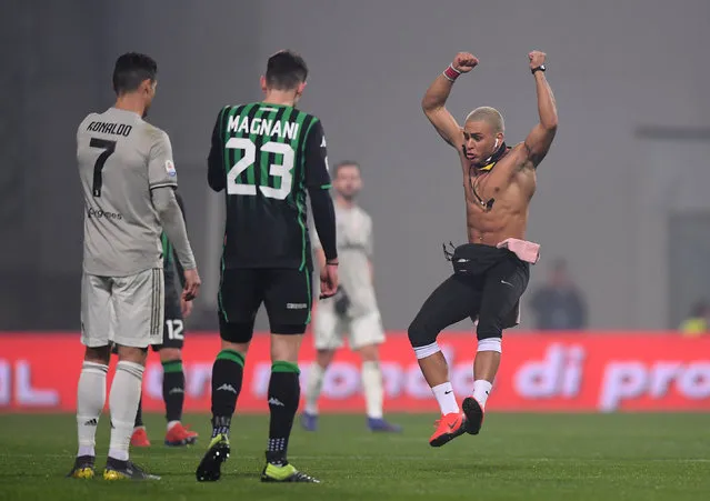 A pitch invader confronts Cristiano Ronaldo of Juventus during the Serie A match between US Sassuolo and Juventus at Mapei Stadium – Citta' del Tricolore on February 10, 2019 in Reggio nell'Emilia, Italy. (Photo by Alberto Lingria/Reuters)