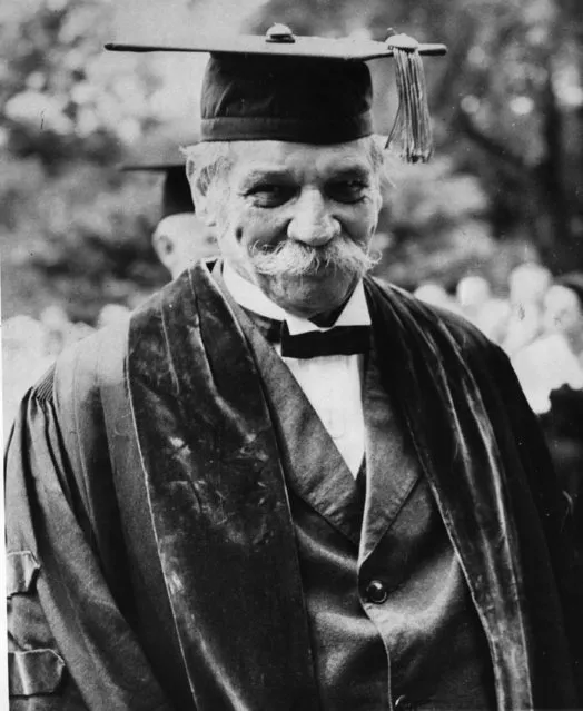 German born Dr. Albert Schweitzer, evangelic theologian, musician, philosopher, writer and physician, smiles after receiving an honorary doctor of laws degree from the University of Chicago, in Chicago, USA, July 11, 1949. (Photo by AP Photo)