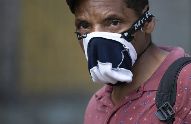 A pedestrian wears a home made mask as a precaution amid the spread of the new coronavirus in Caracas, Venezuela, Thursday, April 2, 2020. (Photo by Ariana Cubillos/AP Photo)