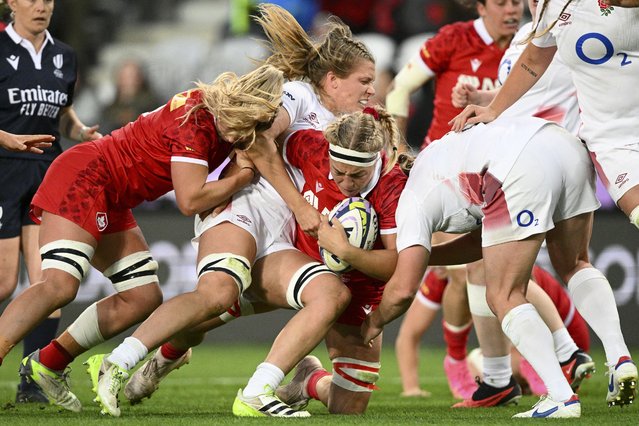 Canada's Courtney Holtkamp (C) attempts to break through a tackle during the WXV 1 women's rugby match between England and Canada at Forsyth Barr Stadium in Dunedin on October 27, 2023. (Photo by Blake Armstrong/AFP Photo)