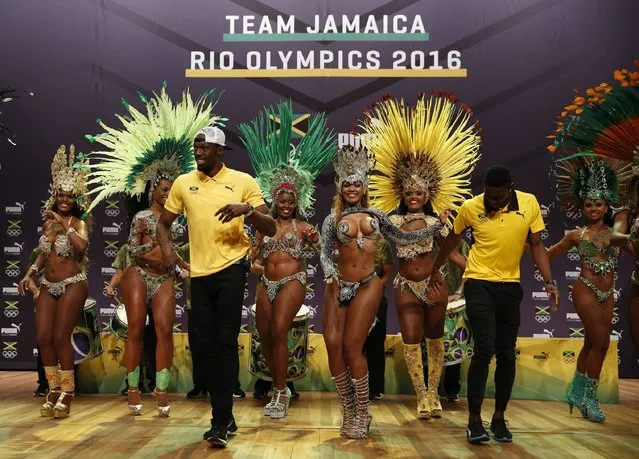Usain Bolt (C) dances samba during a Jamaican Olympic Association and Puma press conference at the Cidade Das Artes in Rio de Janeiro on August 8, 2016. (Photo by Adrian Dennis/AFP Photo)