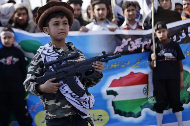 A child supporter of the banned Pakistan-based charity Jamaat-ud-Dawa (JuD), holds a toy gun during a rally expressing solidarity with Kashmiris living in Indian Kashmir, in Peshawar, Pakistan, 05 February 2015. Demonstrators demanded an end to Indian rule in the region and a settlement of the dispute according to wishes of Kashmiris and UN resolutions. (Photo by Arshad Arbab/EPA)