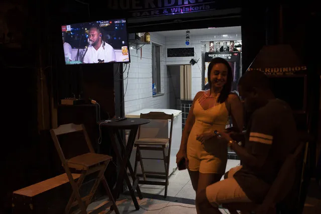 A digital screen shows a performance by “Tempero de Criola” in the Turano favela amid the new coronavirus pandemic, in Rio de Janeiro, Brazil, Friday, June 19, 2020. (Photo by Silvia Izquierdo/AP Photo)