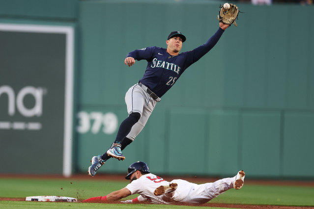 Wilyer Abreu #52 of the Boston Red Sox steals second under Dylan Moore #25 of the Seattle Mariners during the second inning at Fenway Park on April 22, 2025 in Boston, Massachusetts. (Photo by Maddie Meyer/Getty Images)