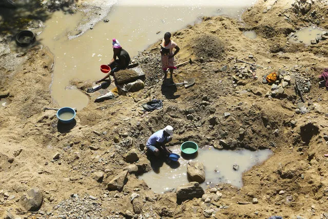 Small scale miners on a river bed on the outskirts of Harare, Wednesday, September 9, 2020. Zimbabwe’s government says it has banned mining in its national parks, but an environmental group that had taken court action to stop the development of a coal mine in an elephant-rich park said on Wednesday that it will insist on “more than just words”. (Photo by Tsvangirayi Mukwazhi/AP Photo)