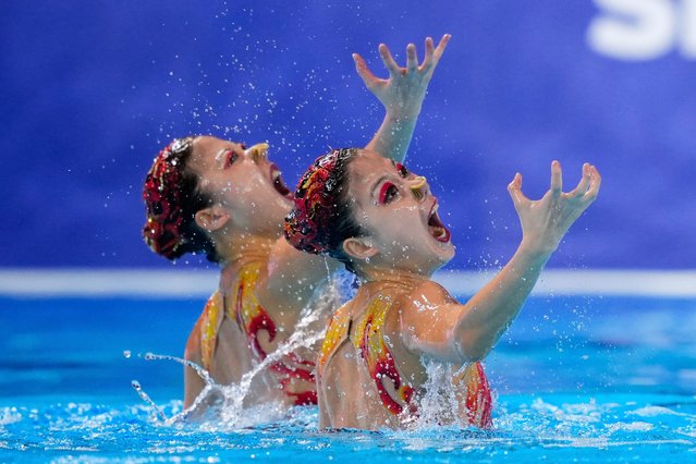 Lin Yanhan and Lin Yanjun of China compete in the women's duet technical preliminary of artistic swimming at the World Aquatics Championships in Singapore, Friday, July 18, 2025. (Photo by Vincent Thian/AP Photo)