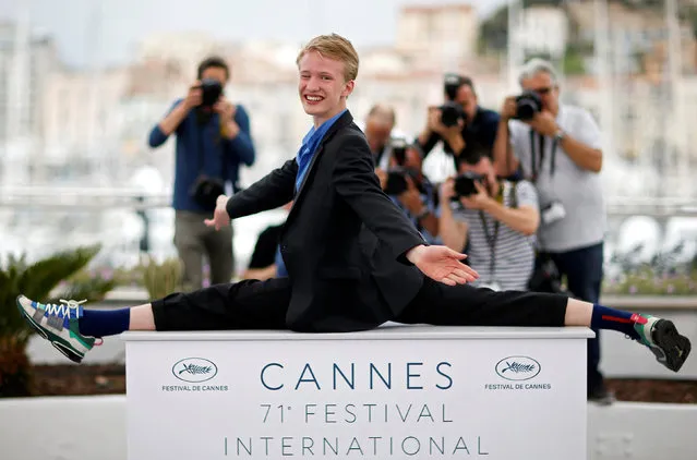 Actor Victor Polster performs the splits as he attends the photocall for “Girl” during the 71st annual Cannes Film Festival at Palais des Festivals on May 13, 2018 in Cannes, France. (Photo by Stephane Mahe/Reuters)