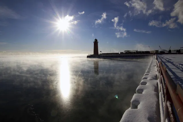 Steam rises from Lake Michigan on Friday morning, January 25, 2019, in Milwaukee. An arctic wave has wrapped parts of the Midwest in numbing cold, sending temperatures plunging and prompting officials to close dozens of schools Friday, but forecasters say the worst may be yet to come. (Photo by Carrie Antlfinger/AP Photo)