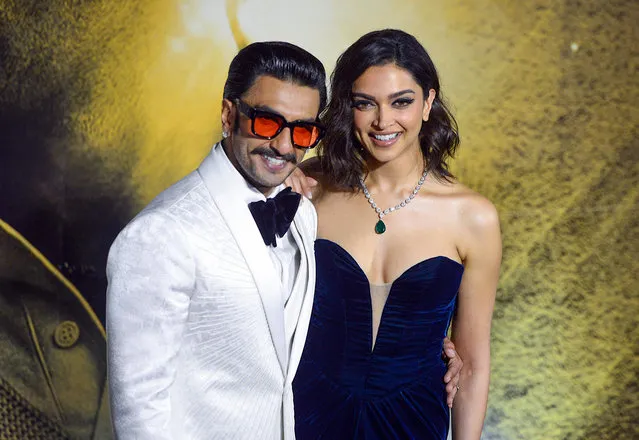In this picture taken on December 22, 2021, Bollywood actors Ranveer Singh and Deepika Padukone pose during the premiere of the movie «83» in Mumbai. (Photo by Sujit Jaiswal/AFP Photo)