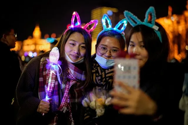 People gather to celebrate the arrival of the New Year near the Bund during the coronavirus disease (COVID-19) outbreak in Shanghai, China, December 31, 2021. (Photo by Aly Song/Reuters)