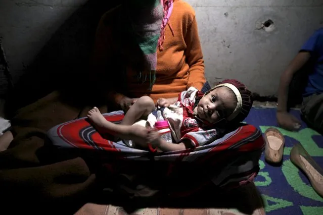 A girl rests on her mother's lap inside an underground water tunnel with other displaced Yemeni families, after they were forced to flee their home due to ongoing air-strikes carried out by the Saudi-led coalition in Sanaa May 2, 2015. (Photo by Mohamed al-Sayaghi/Reuters)