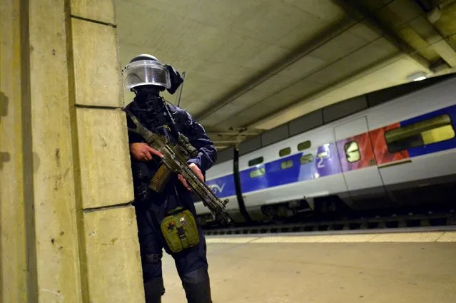 A member of the National Gendarmerie Intervention Group (GIGN) stands in position during a training exercise in the event of a terrorist attack, in collaboration with Recherche Assistance Intervention Dissuasion (RAID) and Research and Intervention Brigades (BRI) and in the presence of the French Interior Minister Bernard Cazeneuve at la Gare Montparnasse, center Paris on April 20, 2016. (Photo by Miguel Medina/Reuters)