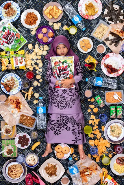 Nur Zahra Alya Nabila Binti Mustakim, 7, Kajang, Malaysia, 2017: Nur’s parents work in the hospitality industry and have a three-bedroom townhouse in Taman Sinaran, Balakong, a busy neighbourhood in the state of Kajang, south of Kuala Lumpur. About 90% of Nur’s meals are homemade; she loves her mother’s cooking, especially her nasi lemak, a blend of rice, boiled eggs, cucumber, anchovies, peanuts and sambal (hot sauce) cooked in coconut milk and wrapped in banana leaves. (Photo by Gregg Segal/The Guardian)