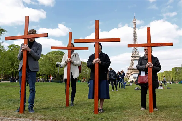 Pilgrims attend the annual Good Friday “Stations of the Cross” procession at the Champs de Mars near the Eiffel Tower in Paris, France, April 14, 2017. (Photo by Charles Platiau/Reuters)