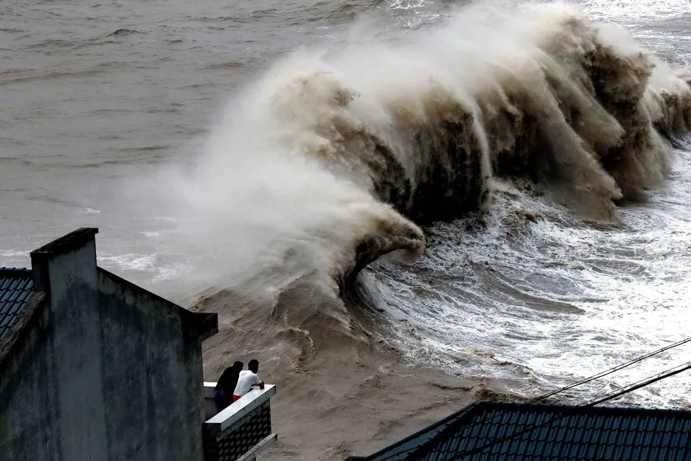 Typhoon Chan-Hom Lashes China