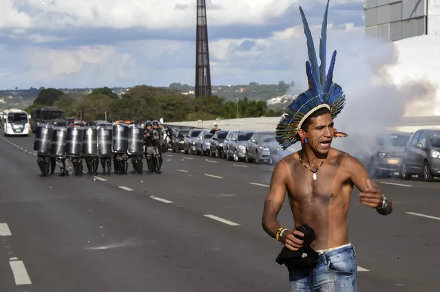Brazilian indians from diverse ethnic groups clash with police during their annual march for their rights, in Brasilia, on April 25, 2017. (Photo by Evaristo Sa/AFP Photo)