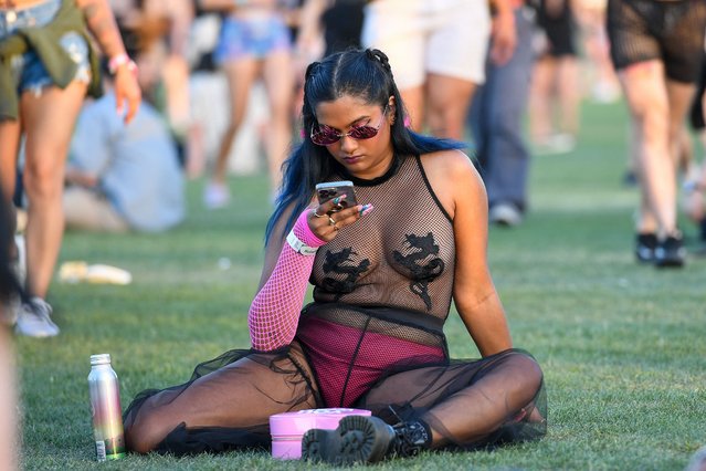 A music fan takes a break the first weekend of the Coachella Valley Music and Arts Festival in Indio, California, on April 15, 2023. (Photo by Valerie Macon/AFP Photo)