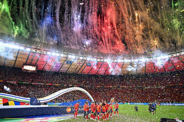 Spain's players celebrate with the trophy after winning the UEFA Euro 2024 final football match between Spain and England at the Olympiastadion in Berlin on July 14, 2024. (Photo by Kirill Kudryavtsev/AFP Photo)