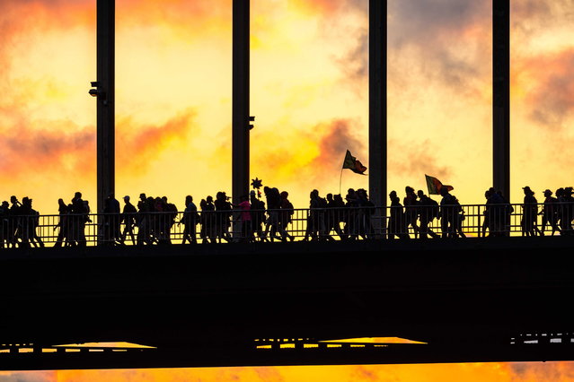 Walkers cross over the Waal Bridge on the first day of the 'De 4 Daasgse', or Four Days Marches, in Nijmegen, Netherlands, 16 July 2024. The first walkers started already at 4 a.m. on the event's first day, dubbed 'Elst Day'. The traditional event takes place every year in the third week of July with some 47,000 walkers having registered this year for the 30, 40, or 50 kilometers distances, the '4 Daagse' organizers said on their website. (Photo by Rob Engelaar/EPA)