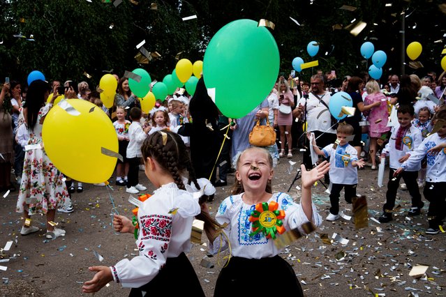 First-graders attend the traditional ceremony for the first day of school in Zaporizhzhia, Ukraine, Sunday September 1, 2024. Zaporizhzhia schoolchildren celebrated the traditional first day of school near the frontline. (Photo by Evgeniy Maloletka/AP Photo)